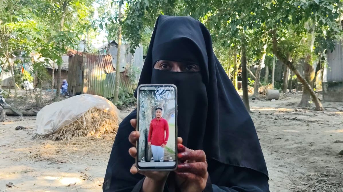 বিয়ের দাবিতে প্রেমিকের বাড়িতে তরুণীর অবস্থান, টাকা নেওয়ার অভিযোগ